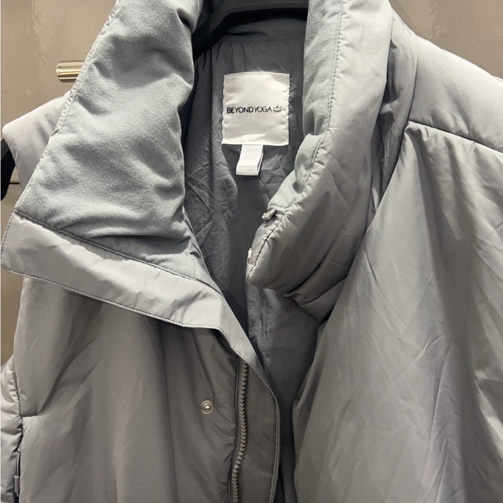 Beyond Yoga Gray Puffer Jacket - Picture 2 of 11